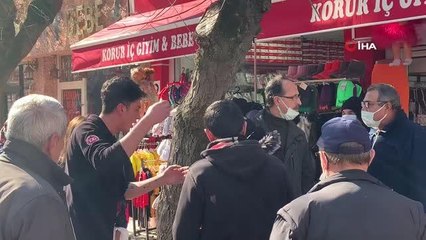 Belediye çalışanları ve kağıt toplayıcı kadın arasında 'atık' tartışması