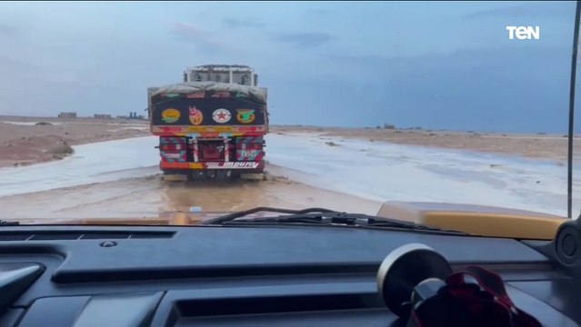 أمطار غزيرة وسيول بطريق غارب بالبحر الأحمر والوحدة المحلية تغلق الطريق