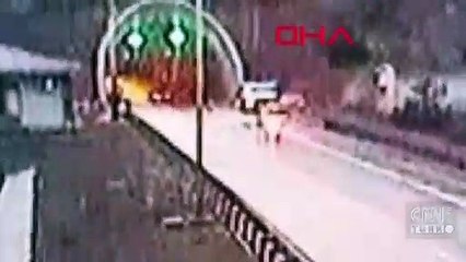 Otomobil tünelin girişindeki beton duvara çarptı; anne ve oğlu öldü