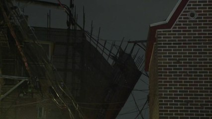 서울 신축 공사 현장 가설물 기울어...근로자 모두 대피 / YTN