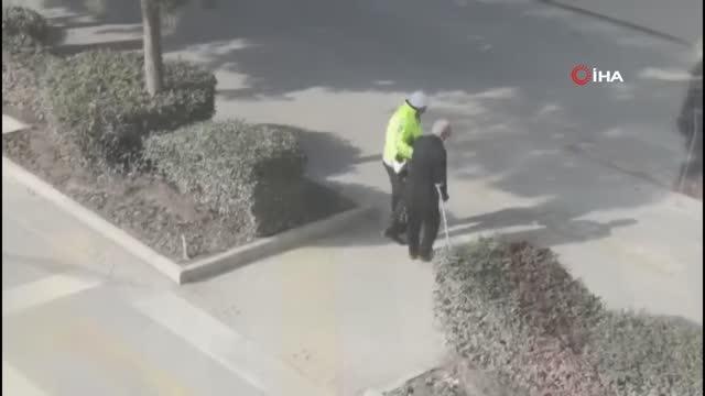 Yolun karşısına geçmek isteyen yaşlı adama polis eli