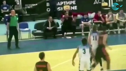 Un entrenador y su asistente acaban a palos en pleno partido