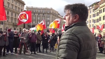 Ucraina, presidio a Roma in Piazza Barberini: "No alla guerra, l'Italia fuori dalla Nato"