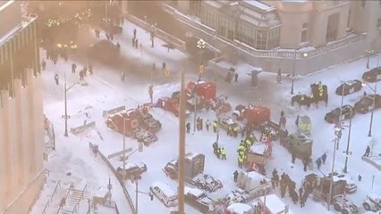 La Policía canadiense detiene a 70 personas tras comenzar a retirar los camiones que bloquean Ottawa desde hace semanas