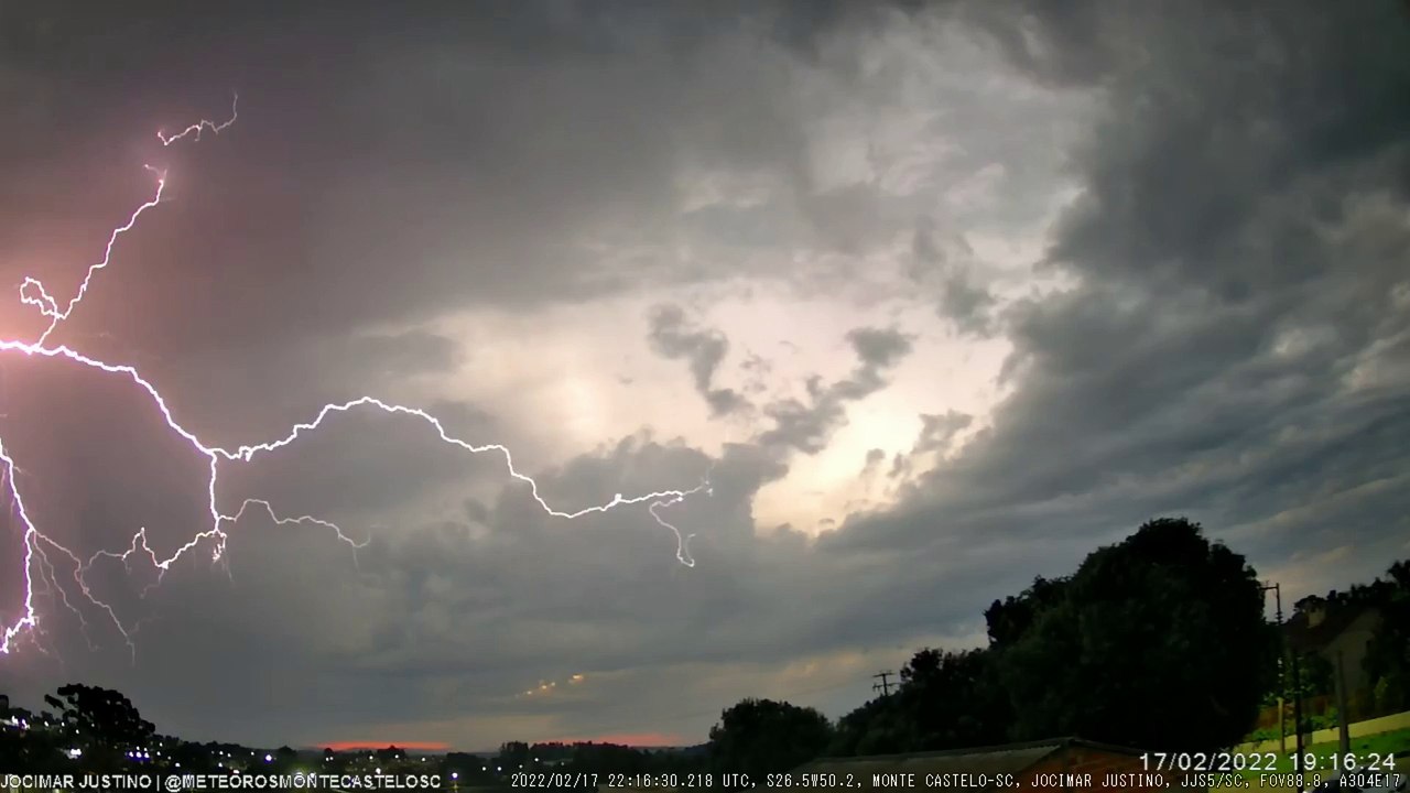 Vídeo mostra raio em câmera lenta no sentido Oeste em Monte Castelo