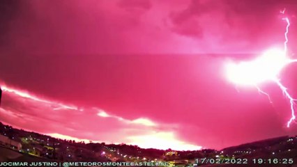 Vídeo mostra raio passando por Monte Castelo na direção Sul