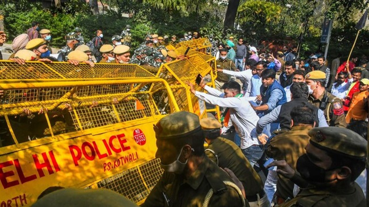 Watch: Congress protests near Arvind Kejriwal’s residence over Khalistan link-up