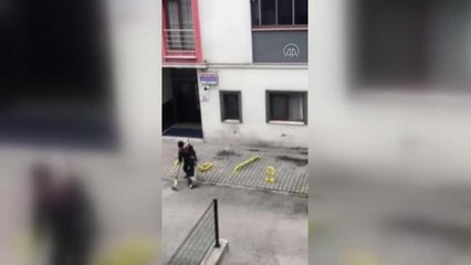 Karabük'te temizlik işçisi omzunda sokak kedisiyle çalışıyor