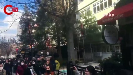 ANKARA'DA 8 MART'A ÇAĞRI YAPMAK İSTEYEN KADINLARA POLİS MÜDAHALE ETTİ