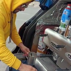 الفنان كريم الحسيني يبيع قهوة على الطريق: تعرفوا على قصته