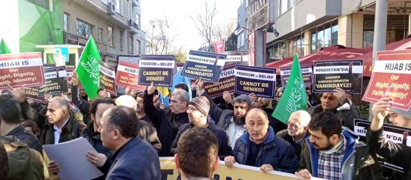 Hindistan'daki başörtüsü yasağı İstanbul'da protesto edildi