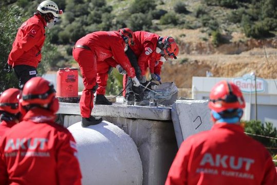 Bodrum'da AKUT gönüllülerine ileri seviye enkazda arama ve kurtarma eğitimi