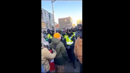 La police d'Ottawa charge les manifestant à cheval... à l'ancienne