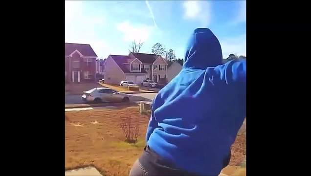 Il vient sonner à la porte et s'enfuit en courant... enfin presque