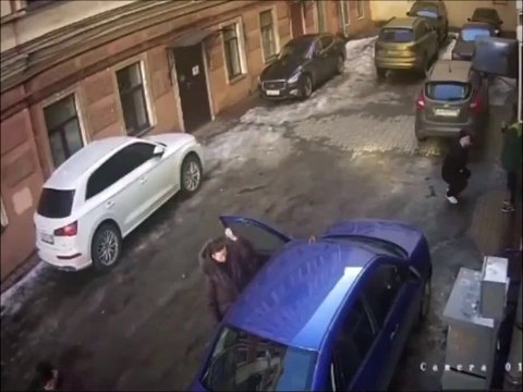 Des passants très chanceux évitent la chute de congères en pleine rue