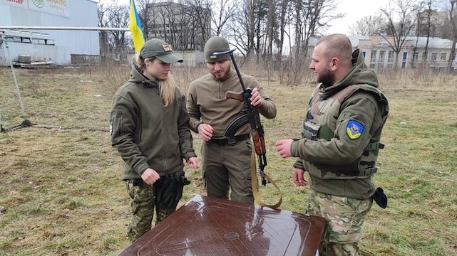 Ukraine crisis: Civilians undergo weapons training amid threat of Russian invasion | Ground Report