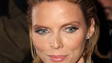 Sylvie Tellier s'affiche au volant d'une voiture très luxueuse et provoque...
