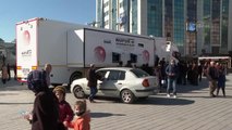 Nüfus İşleri Genel Müdürlüğünün mobil tırı Esenyurt meydanında vatandaşlara hizmet veriyor