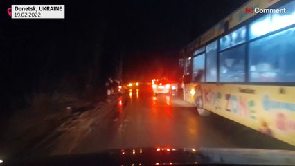 بدون تعليق: حشود كبيرة عند حاجز أوسبينكا في أوكرانيا بعد أمر بإخلاء المنطقة
