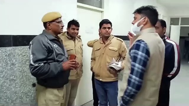 शराबी युवती ने मचाया हंगामा, पुलिस वालों को दी ये धमकी