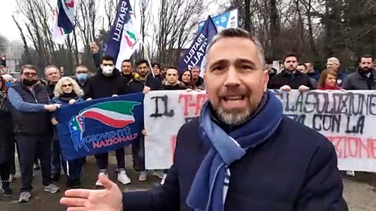 Flash mob sulla Paullese per chiedere la desemaforizzazione dell'incrocio con via Moro e via Gela