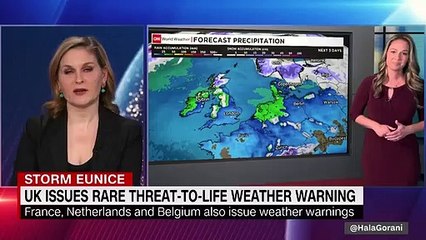 Man's hilarious commentary for landing jets goes viral #UK