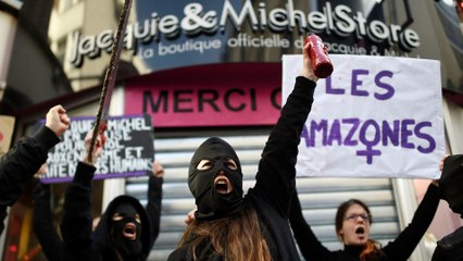 Des féministes balancent godemichets et faux sang sur la boutique parisienne Jacquie & Michel