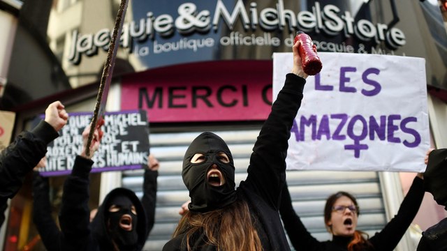 Des féministes balancent godemichets et faux sang sur la boutique parisienne Jacquie & Michel