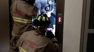 Efectivos de Protección Civil Estatal rescataron a tres jóvenes que quedaron atrapados en un ascensor