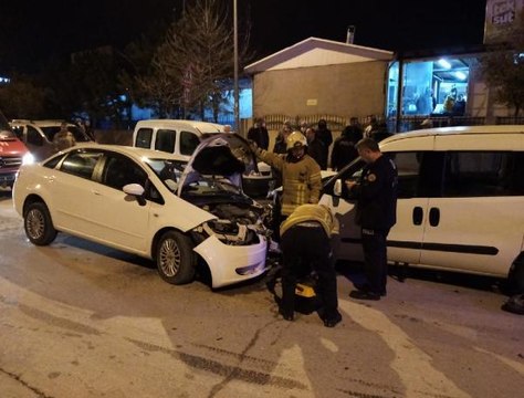 Son dakika haber... Hastane önünde otomobil ile ticari araç çarpıştı: 6 yaralı