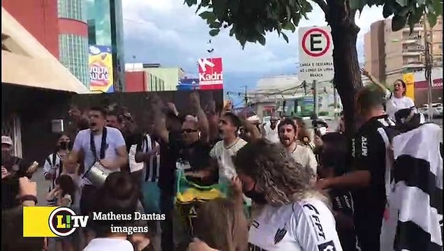 Torcida do Atlético-MG faz festa na chegada do time em Cuiabá ⚽ Tv Lance!