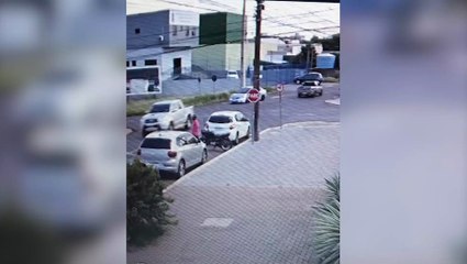 Criminoso furta moto estacionada em Cascavel e sai "chutado" sem capacete ; veja o vídeo