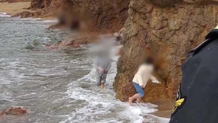 태안서 해식동굴 구경하다가 밀물에 고립...14명 구조 / YTN