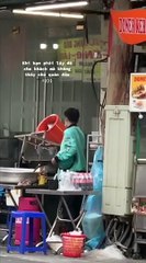 Clip: Qua lấy đồ cho khách nhưng không thấy chủ quán đâu, shipper liền tự tay nấu luôn