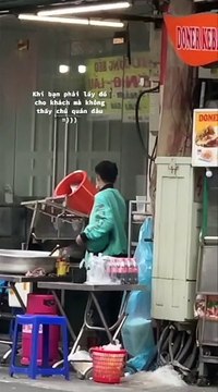 Clip: Qua lấy đồ cho khách nhưng không thấy chủ quán đâu, shipper liền tự tay nấu luôn