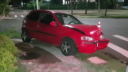 Homem é socorrido pelo Siate após colidir Celta contra semáforo no Centro