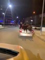 Hem trafiği hem canlarını tehlikeye atılar... 5 genç araç üstünde böyle seyahat etti