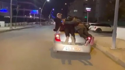 Büyükçekmece’de 5 genç araç üstünde seyahat etti