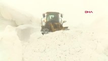 3 BİN KİLOMETRE KÖY YOL AĞINI KIŞ SEZONUNDA 5 KEZ ULAŞIMA AÇTILAR