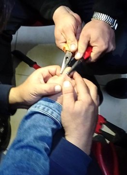 Öğrencinin parmağına sıkışan yüzüğü itfaiyeciler çıkarttı