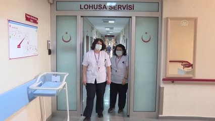 30 yıllık ebe, meslektaşı kızıyla aynı hastanede görev yapıyor