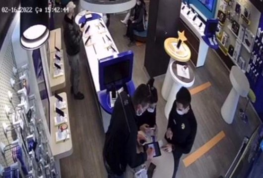 İş yerinden 3 telefon çalan hırsızın rahatlığı 'pes' dedirtti