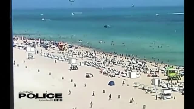 Un helicóptero cae en el mar junto a una playa llena de bañistas en Miami