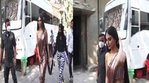 Newlywed Mouni Roy चमचमाती साड़ी  पहने और सिंदूर लगाए हुईं स्पॉट, Viral Video | FilmiBeat