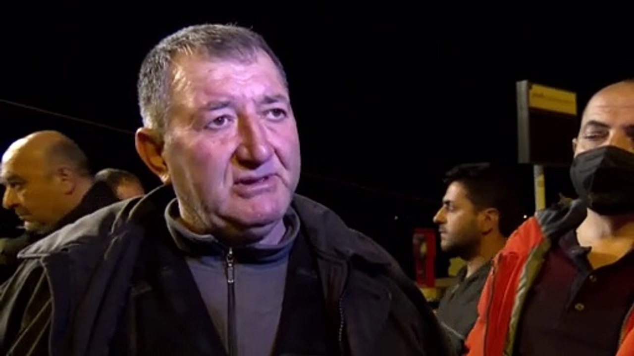 Hoffnung auf Überlebende - Rettungskräfte bergen Mann auf brennender Fähre