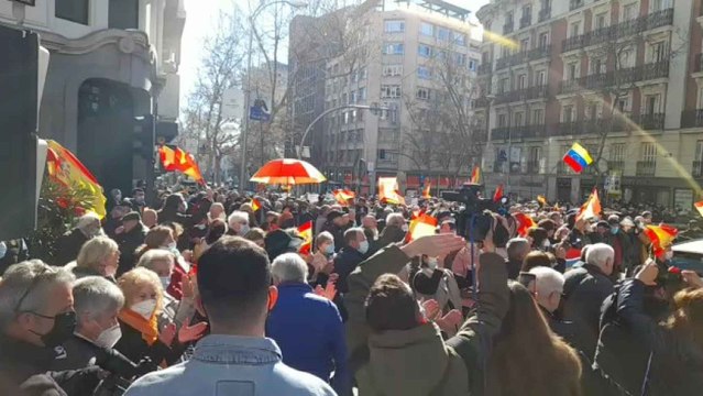 Gritos de Casado dimisión en la manifestación a favor de Ayuso