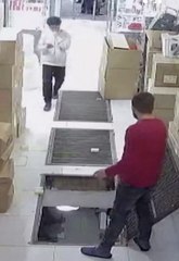 Gara-gara Sibuk Main HP, Pria Ini Jatuh ke Lubang Penyimpanan Barang: Untung Ada Boks