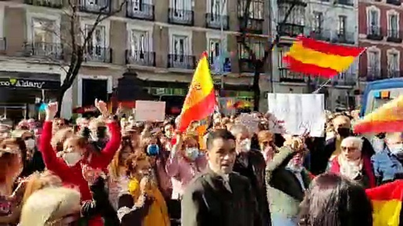 Gritos de “fracasado dimisión” y vítores a Ayuso a las puertas de Génova