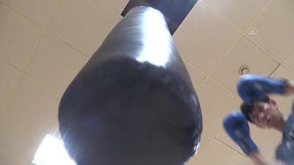 Kırgızistan-Türkiye Manas Üniversitesi öğrencilerine, dünya şampiyonundan boks dersleri