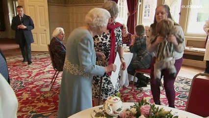 Buckingham Palace: la Regina Elisabetta II è positiva al Covid-19